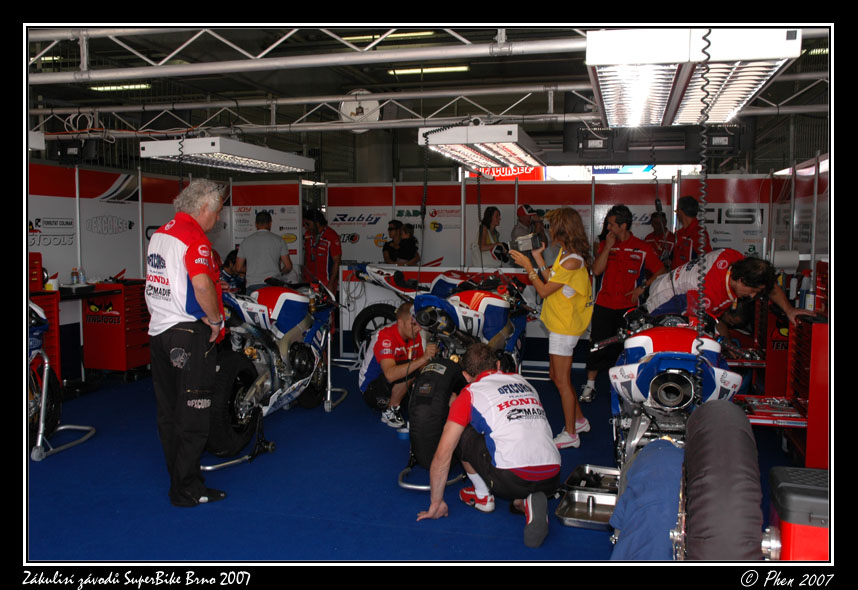 Zakulisi_SBK_Brno_07_007.jpg