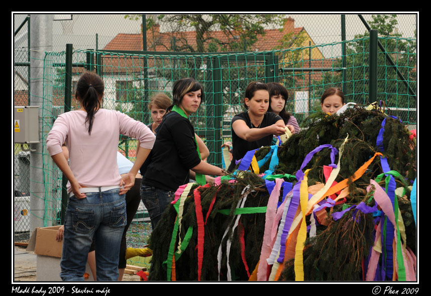 Mlade_hody_09_staveni_maje_009.jpg