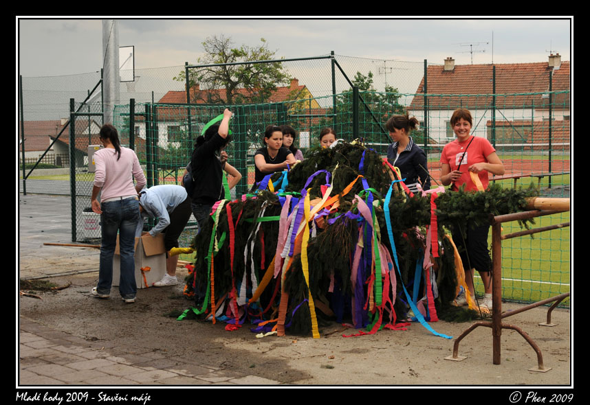 Mlade_hody_09_staveni_maje_010.jpg
