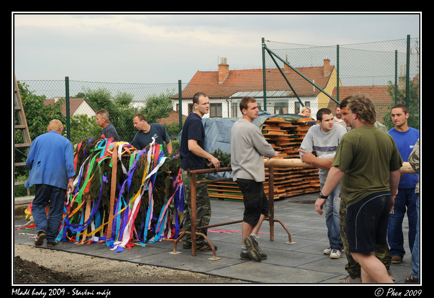 Mlade_hody_09_staveni_maje_050.jpg