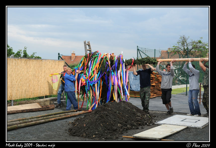 Mlade_hody_09_staveni_maje_052.jpg