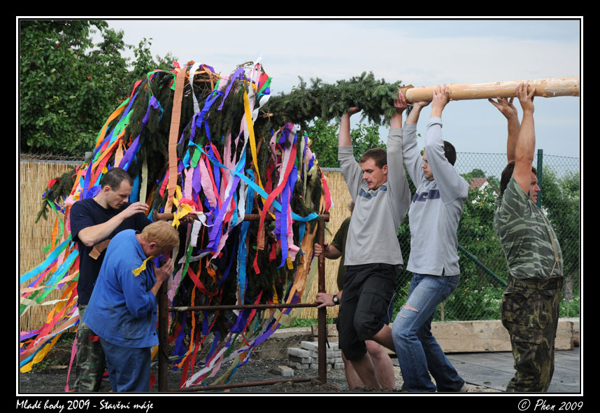 Mlade_hody_09_staveni_maje_068.jpg