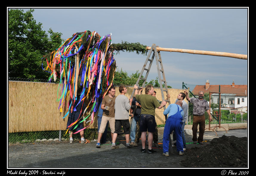 Mlade_hody_09_staveni_maje_079.jpg