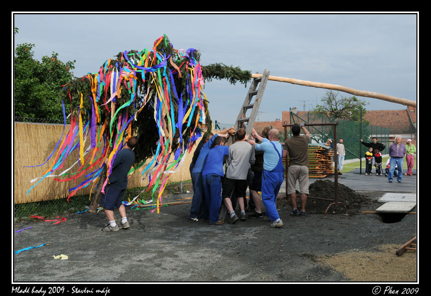 Mlade_hody_09_staveni_maje_087.jpg