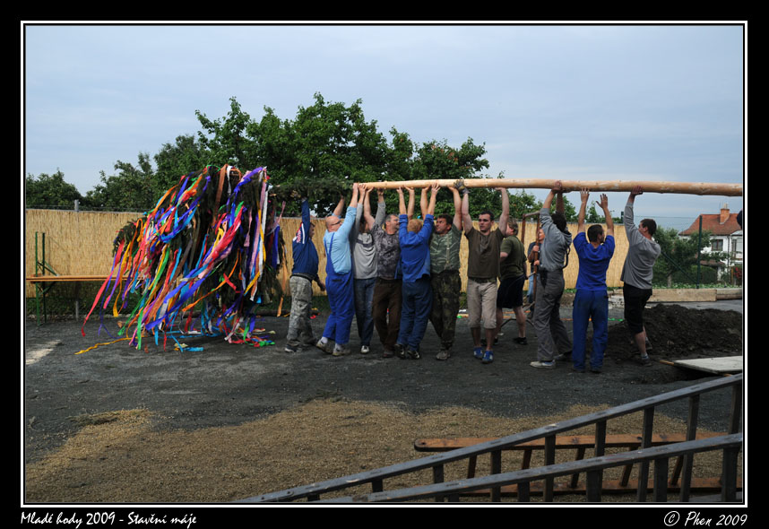 Mlade_hody_09_staveni_maje_089.jpg
