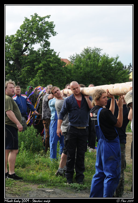 Mlade_hody_09_staveni_maje_099.jpg