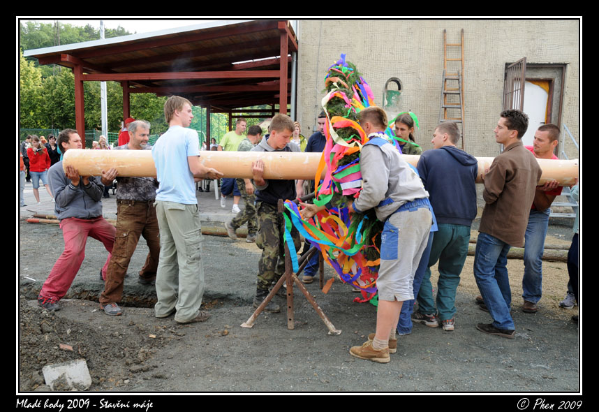 Mlade_hody_09_staveni_maje_105.jpg
