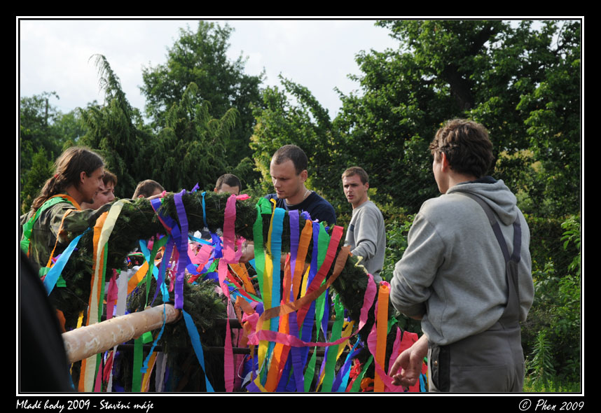 Mlade_hody_09_staveni_maje_113.jpg