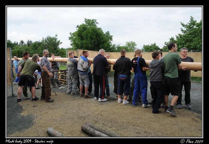 Mlade_hody_09_staveni_maje_147.jpg