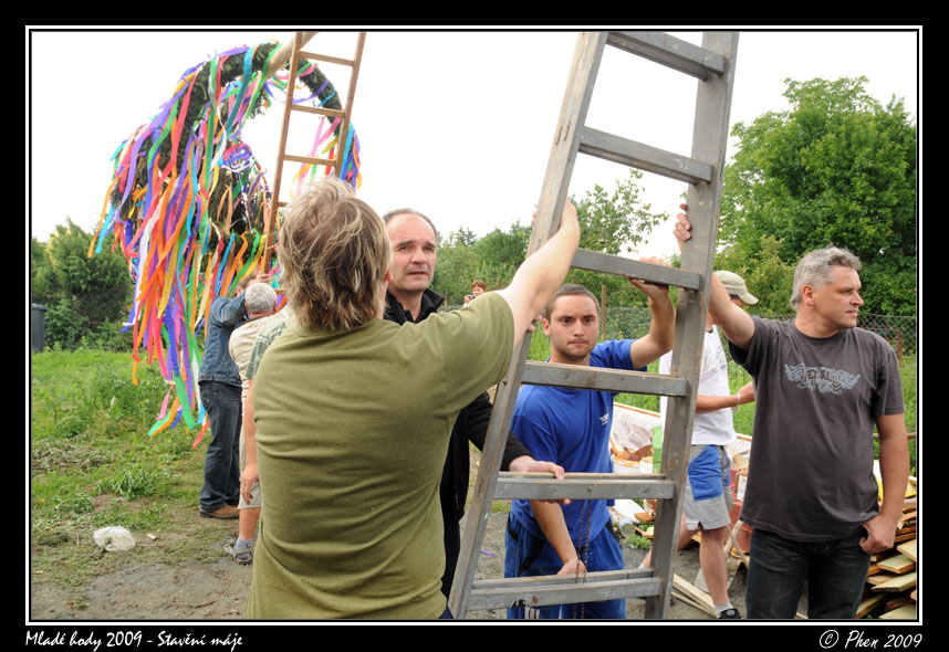 Mlade_hody_09_staveni_maje_164.jpg