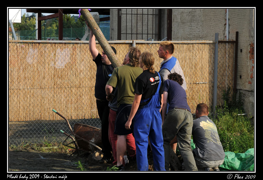 Mlade_hody_09_staveni_maje_211.jpg