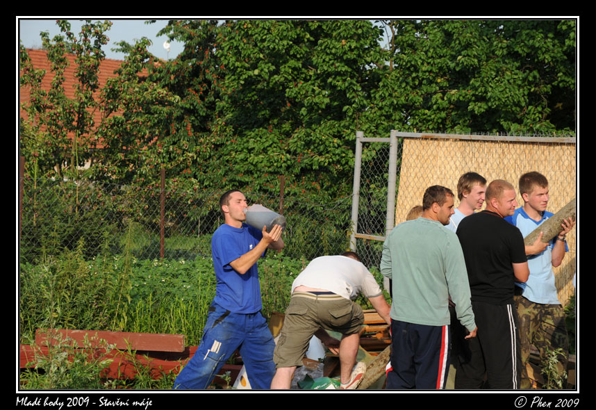 Mlade_hody_09_staveni_maje_245.jpg