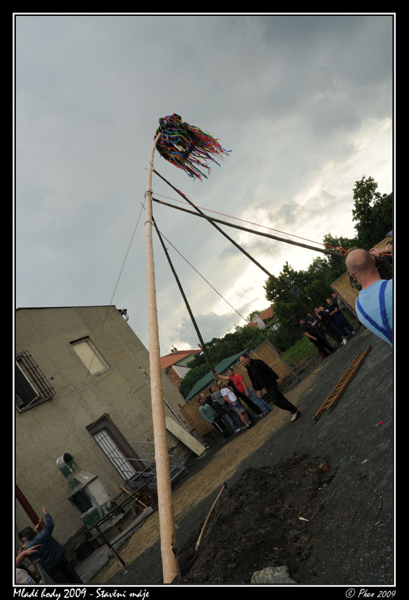 Mlade_hody_09_staveni_maje_286.jpg