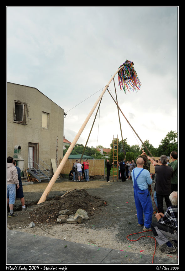Mlade_hody_09_staveni_maje_288.jpg