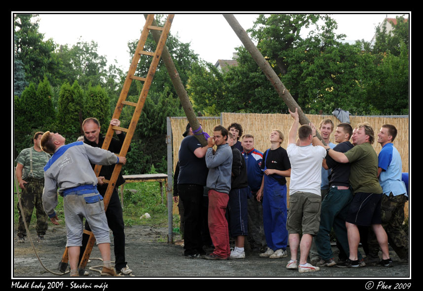 Mlade_hody_09_staveni_maje_300.jpg