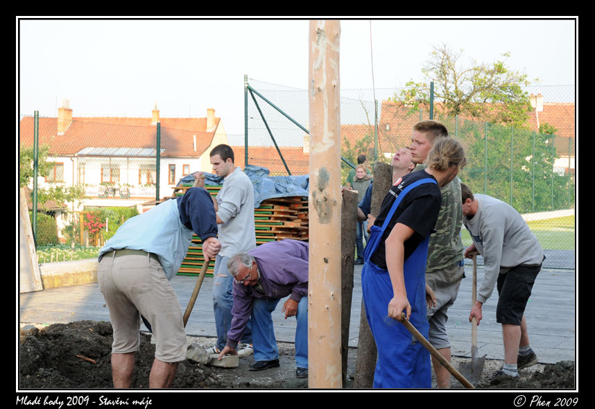 Mlade_hody_09_staveni_maje_352.jpg