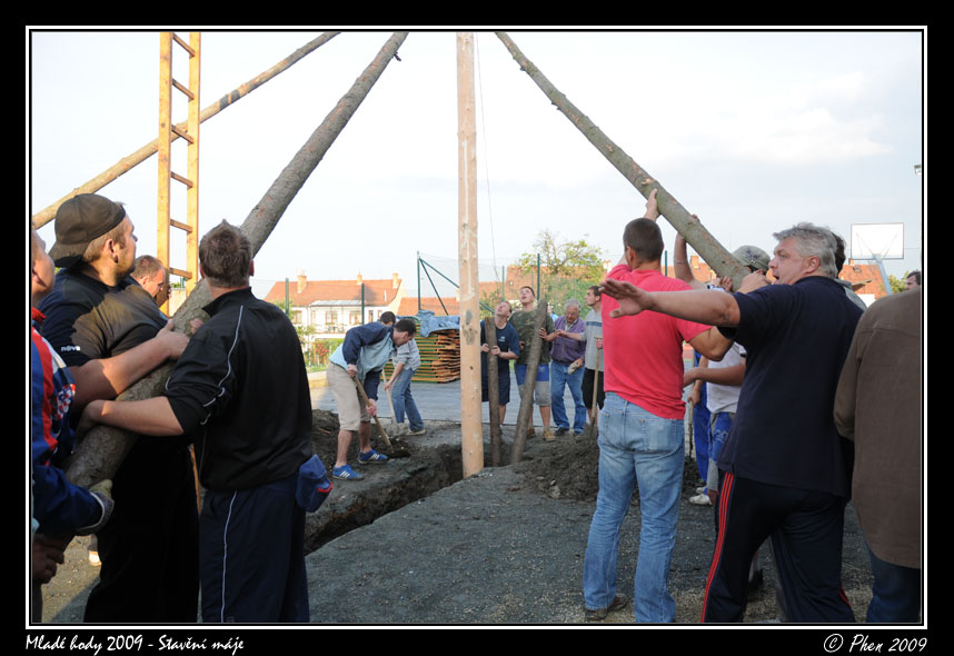 Mlade_hody_09_staveni_maje_354.jpg