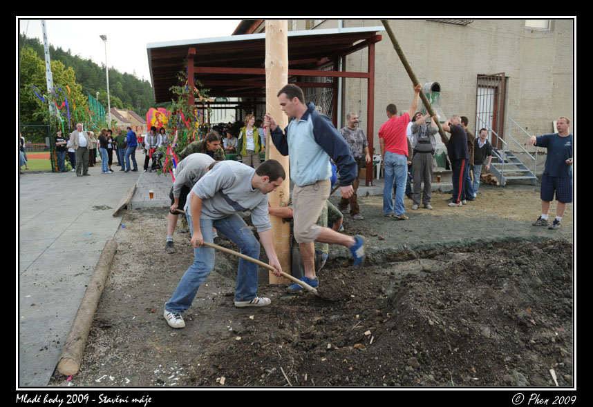 Mlade_hody_09_staveni_maje_364.jpg