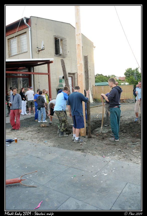 Mlade_hody_09_staveni_maje_378.jpg