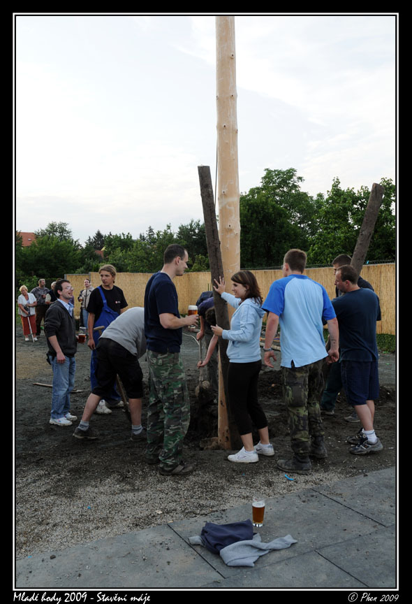Mlade_hody_09_staveni_maje_380.jpg