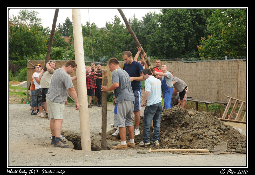 Mlade_hody_10_staveni_maje_073.jpg